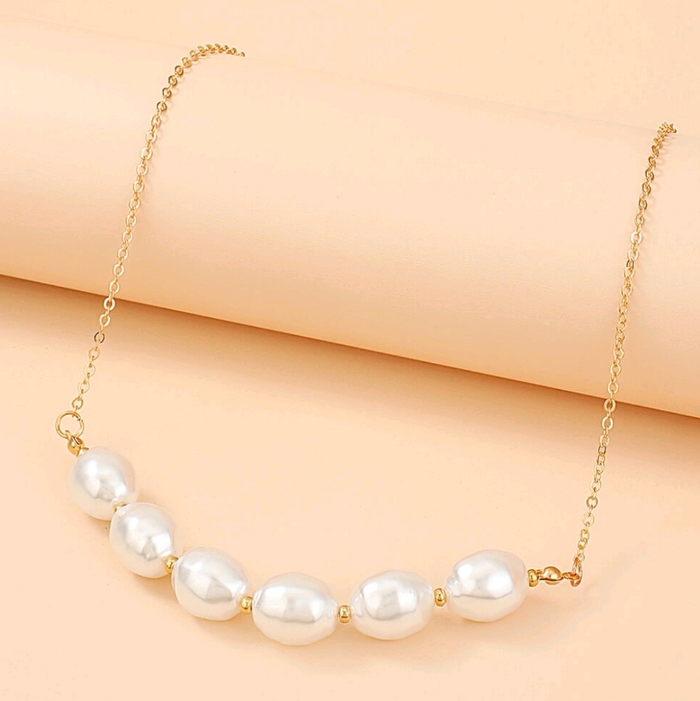 Gold and Pearls Necklace